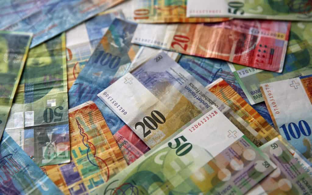 Inviare denaro in Svizzera: money transfer o bonifico?