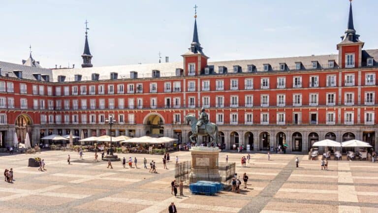 Vivere in Spagna: guida per trasferirsi e lavorare in Spagna (2026)