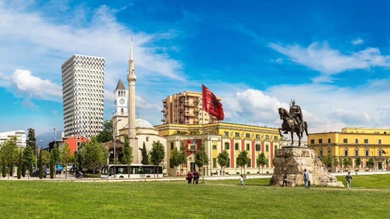Vivere a Tirana: guida completa per trasferirsi e lavorare in Albania